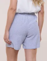 Short de algodón color celeste con sutiles rayas blancas, de silueta holgada, pierna recta y pretina fruncida con elástico y cordón de ajuste.