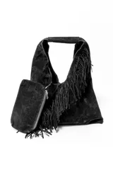 Bolso tipo hobo de gamuza negra con detalle de flecos largos en el frente. Incluye un pequeño neceser o sobre a juego con cierre metálico.