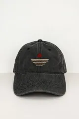 Gorra de béisbol negra con efecto deslavado y diseño bordado en el frente que representa un sol y líneas horizontales.