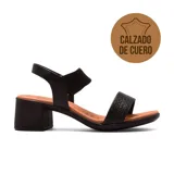 Sandalia casual Usaflex Vega de cuero color negro, con taco cuadrado medio, tira delantera con textura trenzada y tira elástica en el empeine para mayor ajuste. Plantilla en tono suela.