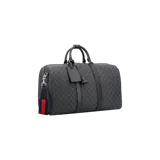 Bolso duffle Gucci GG Supreme en color negro y gris con el monograma icónico de la marca. Cuenta con detalles de cuero negro, asas superiores rígidas y una correa ajustable y desmontable con franjas en azul y rojo. Incluye etiqueta colgante de cuero.
