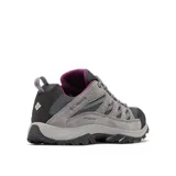 Championes de trekking Columbia modelo Crestwood Waterproof, en tonos grises con detalles en morado y suela negra antideslizante. Confeccionados en una combinación de cuero, malla y cintas con tecnología impermeable y transpirable.
