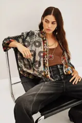 Kimono de viscosa con diseño estampado de círculos y efecto tie-dye, con bordes frontales decorados con aplicaciones bordadas y pedrería multicolor.