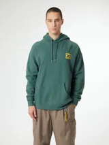 Hoodie azul marino con capucha, bolsillo tipo canguro y gran estampado cuadrado en la espalda con una letra X negra sobre fondo beige.