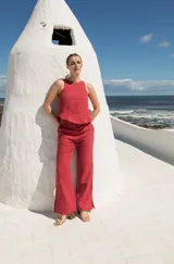 Top sin mangas de lino, con cuello redondo y cierre posterior mediante tres lazos. Diseño minimalista y versátil.