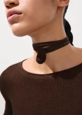 Sweater de punto fino color marrón, de corte recto, con cuello bote y manga larga.