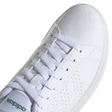Championes urbanos Adidas modelo Advantage, color blanco con detalles en verde en la lengüeta y el talón. Presentan perforaciones laterales que forman las tres bandas características de la marca y suela de goma blanca.