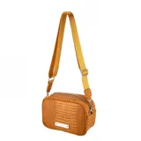 Bandolera de tamaño compacto con textura tipo croco, confeccionada en material símil cuero. Cuenta con cierre superior, correa ajustable de tela y placa metálica decorativa con logo en el frente.