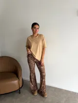 Pantalón de corte oxford con estampado animal print de leopardo, confeccionado en algodón.