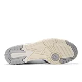 Championes New Balance 550 unisex, color blanco con detalles en azul y gris.