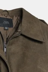 Cazadora de efecto ante con cuello de solapa y aplicación de pelo sintético desmontable. Presenta manga larga, trabillas en los hombros, bolsillos frontales con solapa y cierre de cremallera con botones ocultos.