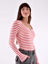 Body negro de manga larga con escote redondo.