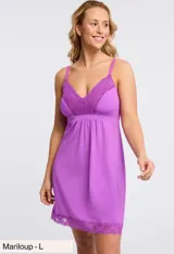 Chemise corta color lila con breteles finos regulables, escote en V y apliques de encaje en el escote y el ruedo.