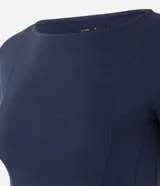 Blusa de corte peplum confeccionada en tejido Punto Roma, con escote redondo, mangas cortas y recortes estructurados que definen la silueta.