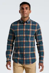 Camisa de manga larga para hombre, con cuello abotonado y bolsillo en el pecho. Presenta un estampado de cuadros (tartán) en tonos azul marino, verde azulado, naranja quemado y beige.