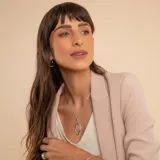 Conjunto de collar y dije en plata 925. El dije presenta un diseño estilizado en forma de hoja o gota, compuesto por dos estructuras entrelazadas, una de ellas con acabado brillante y la otra con textura sutil.