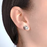 Aros tipo stud con perla central rodeada por un marco circular de cristales pequeños.