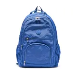 Mochila de tela arrugada color azul, con múltiples compartimentos con cierre, bolsillos laterales y logo circular grabado en el frente.