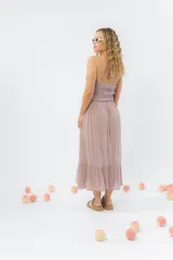 Vestido largo negro con top tejido en crochet y falda de gasa liviana con caída natural. Escote halter con breteles que atan al cuello y detalle de puntilla en la unión del busto.