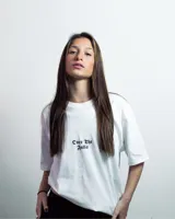 Remera blanca de algodón con estampado pequeño en el centro del pecho con la frase "Over The Falls" en letras góticas negras.