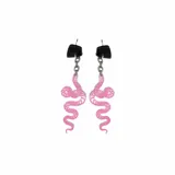 Par de aros colgantes plateados con forma de serpiente.