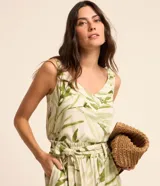 Blusa sin mangas Marfinno de viscolino, con escote en V y estampa de follaje verde sobre fondo beige. Cuenta con breteles anchos fruncidos.