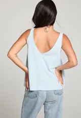 Musculosa celeste con escote en V y corte holgado.
