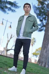 Pantalón skinny negro, de corte ajustado en las piernas y tiro medio.
