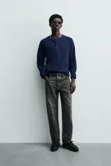 Camiseta de manga larga con cuello redondo y cierre frontal de botonadura tipo henley, confeccionada en tejido de punto con textura waffle.