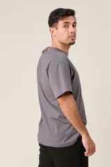 Remera gris de corte clásico y mangas cortas.