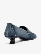 Mocasines de mujer Diesel D-Amber con taco bajo y fino, confeccionados en denim azul. Presentan puntera cuadrada, detalles fruncidos en el empeine y tira frontal con aplique metálico del logo de la marca.