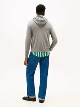 Buzo con capucha y cordón ajustable de color gris, confeccionado en algodón suave. Presenta mangas largas con puños elásticos y el logo distintivo bordado en el pecho.