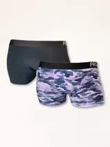 Pack de dos boxers de corte medio, uno liso color gris oscuro y otro con estampado de camuflaje en tonos lila, gris y azul. Ambos con elástico negro en la cintura con la marca grabada.