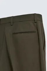 Pantalón de vestir corte slim fit, con cierre frontal de cremallera y botón, bolsillos laterales y bolsillos traseros de doble vivo con botón.