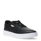 Championes urbanos Puma modelo Court Lally, color negro con suela blanca. Presentan diseño clásico de corte bajo, con el logo de la marca en el lateral y cierre mediante cordones.