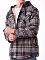 Campera tipo camisa de franela a cuadros rojos y negros con capucha gris de algodón y forro interior de piel sintética color crema.