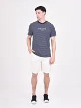 Bermuda de gabardina color beige, con cintura elástica ajustable con cordón, bolsillos laterales y traseros.