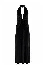 Vestido largo de terciopelo negro, con diseño al cuerpo, escote halter y pronunciado escote en V con frunce central.
