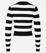 Blusa corta de tejido de punto a rayas horizontales color verde y blanco, de mangas largas y cuello redondo.