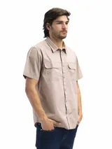 Camisa de manga corta color negro, de corte clásico con bolsillos frontales con solapa.