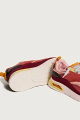 Zapatillas Hoff modelo Maracana, con base color crema y detalles en rosa, bordó, amarillo y naranja.