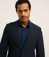 Blazer azul marino con cuello en V con solapa, abotonado doble, mangas largas y textura.