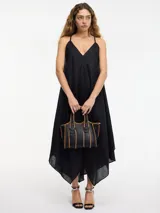 Vestido midi de ramio con escote en V y breteles finos. Presenta un corte evasé amplio con diseño asimétrico de picos en el ruedo.