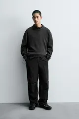 Jersey de corte relajado confeccionado en hilatura de algodón con efecto lavado. Presenta cuello redondo, manga larga y acabados en rib en cuello, puños y bajo.