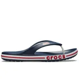 Ojotas Crocs Bayaband Flip de color azul marino, con tiras de dedo y suela con banda lateral blanca y roja con la inscripción de la marca en relieve.