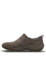 Zapato tipo slip-on de cuero gamuzado en color marrón, con diseño ergonómico y suela técnica de alta amortiguación para mayor estabilidad.