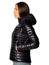 Campera puffer ultraligera de mujer, con diseño acolchado horizontal, cierre frontal completo y capucha integrada. Confeccionada en tejido ripstop reciclado con aislamiento de plumón de alta capacidad térmica.