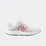 Championes de running New Balance 420 v2, color gris claro con logo lateral en rojo. Presentan una capellada de malla transpirable con refuerzos sintéticos, entresuela de EVA moldeada para amortiguación ligera y suela de goma.