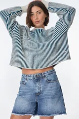 Sweater corto tejido a rayas verticales azul y blanco, con cuello redondo y mangas largas.