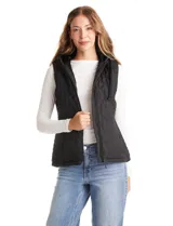 Chaleco capitoneado de color negro con diseño acolchado en forma de rombos. Presenta capucha integrada con cordones de ajuste, cierre frontal completo y bolsillos laterales con cierre a presión.